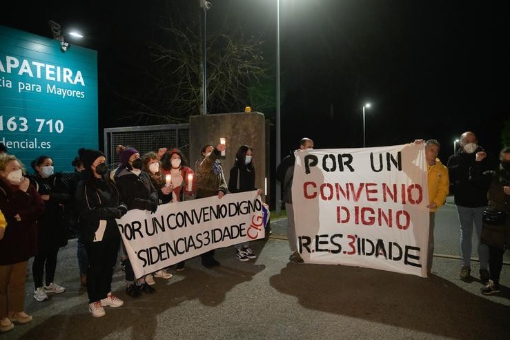 Un grupo de persoas do persoal do comité da residencia Caser da Zapateira participa nunha concentración.. M. Dylan - Europa Press