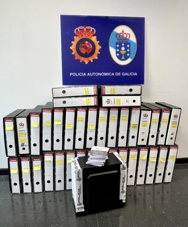 Material intervido pola Policía Autonómicas a unha organización que proporcionaba certificados falsos de PCR e antígenos.. XUNTA / Europa Press