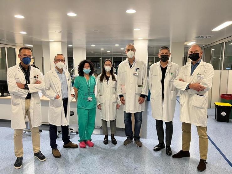 Parte do equipo que participou nunha operación multidisciplinar no hospital Álvaro Cunqueiro de Vigo para a extracción dun tumor de gran tamaño, que se estendeu desde un ril ata o corazón do paciente.. SERGAS / Europa Press
