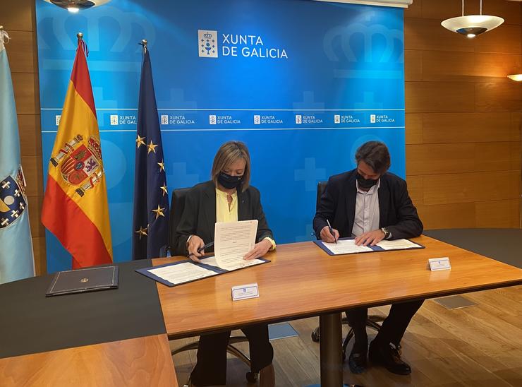 A conselleira de Política Social, Fabiola García, e o presidente da Fegamp, Alberto Varela, asinan convenio. FEGAMP 