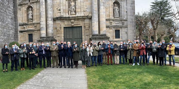 Foto de familia no acto do acordo asinado entre o Ministerio de Defensa e o Concello de Poio para a cesión da illa de Tambo. DELEGACIÓN DO GOBERNO 