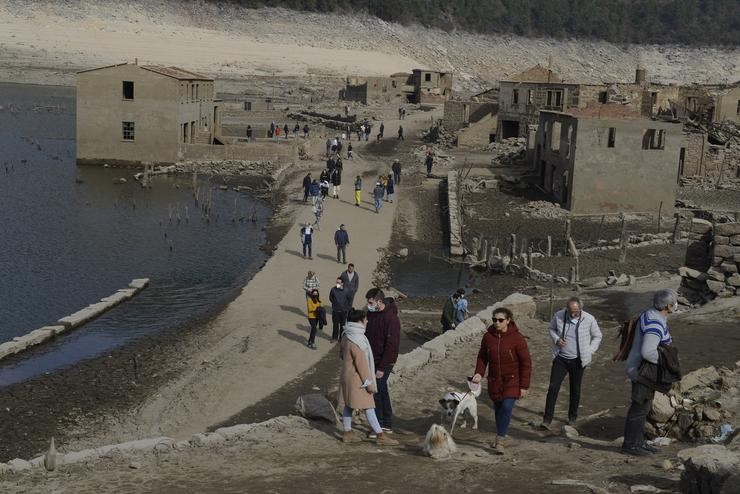 Cidadáns pasean polas ruínas da aldea de Aceredo, en Lobios.. Rosa Veiga - Europa Press 