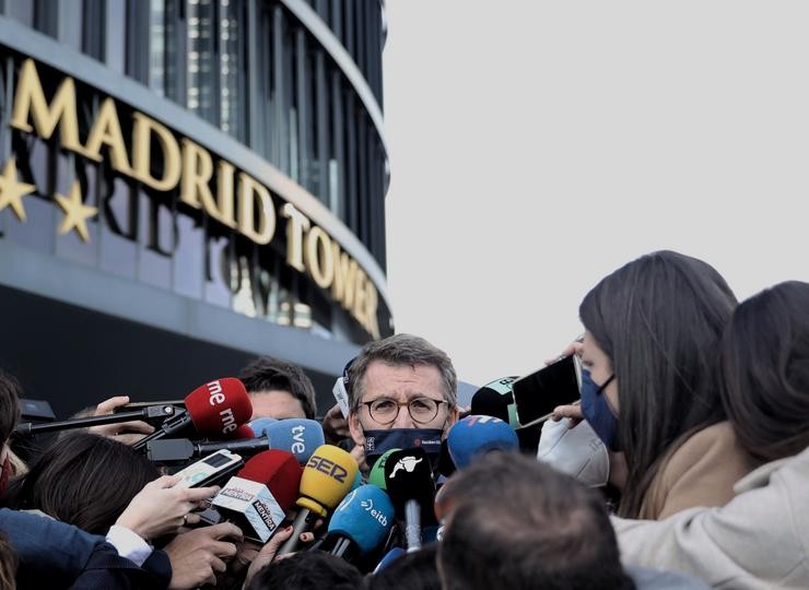 O presidente da Xunta, Alberto Núñez Feijóo, responde os medios á súa saída dunha reunión da Xunta Directiva Nacional.. Eduardo Parra - Europa Press