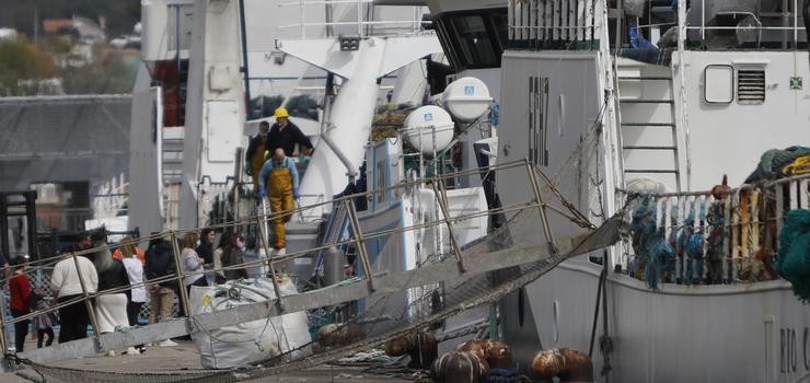 O barco 'Praia Menduiña 2' atraca no porto de Cangas, a 20 de marzo de 2021. JAVIER VÁZQUEZ