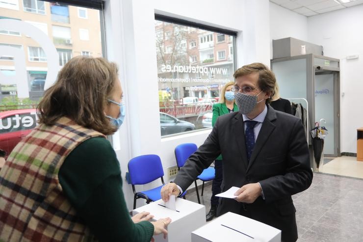 O alcalde de Madrid, José Luís Martínez-Almeida, acode a votar aos candidatos a compromisarios e ao candidato do PP a presidente, na sede do PP, a 21 de marzo de 2022, en Madrid (España). Durante o día de hoxe estase celebrando a votación dos. Eduardo Parra - Europa Press 