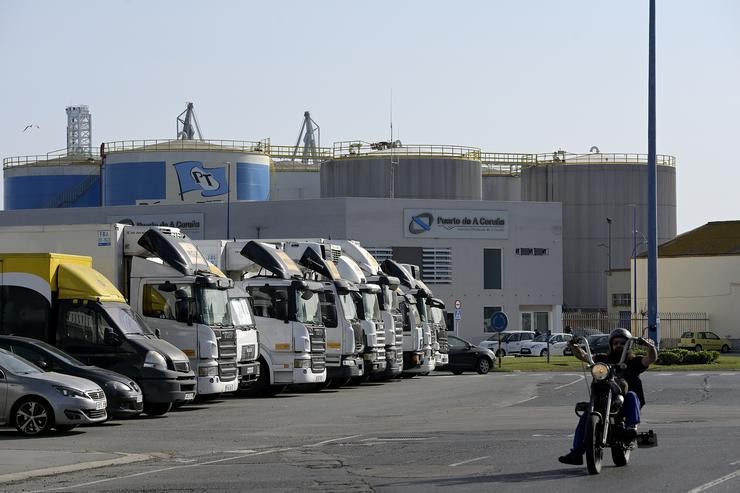 Vista de camións aparcados no porto, sen actividade pola folga, a 18 de marzo de 2022, na Coruña, Galicia (España). O peixe da lonxa non se está distribuíndo pola folga de transportes e podería traer problemas de salubridade xa que nin se m. M. Dylan - Europa Press