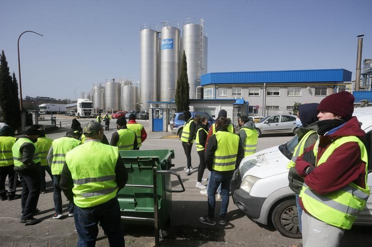 Persoas pertencentes ao sector do transporte participan nun bloqueo dunha fábrica de leite en Meira no quinto día de paros de transportistas, a 18 de marzo de 2022. Carlos Castro - Europa Press