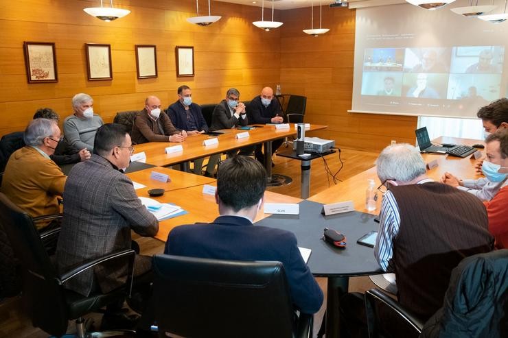 O conselleiro do Medio Rural, José González, se reune con representantes as industrias lácteas para abordar a súa situación ante o paro do transporte. XUNTA/ XOÁN CRESPO / Europa Press