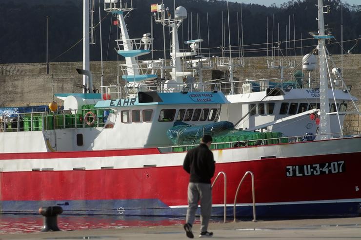 Unha persoa camiña polo porto de Celeiro, a 8 de marzo de 2022, en Viveiro. Carlos Castro - Europa Press