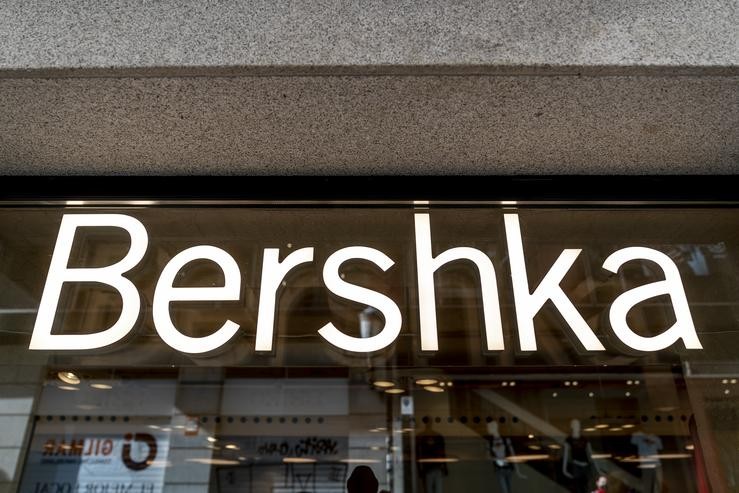 Un cartel dunha tenda Bershka, do grupo Inditex, a 5 de marzo de 2022, en Madrid (España). A. Pérez Meca - Europa Press