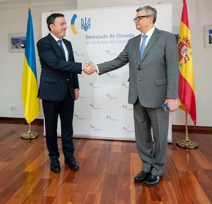 O secretario xeral do PSdeG, Valentín González Formoso, reúnese co embaixador de Ucraína en España, Serhii Pohoreltsev. PSDEG / Europa Press