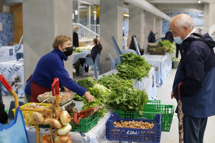 Unha vendedora local de verduras e produtos do campo vende os seus produtos no mercado tradicional da Praza de Abastos de Lugo, a 22 de marzo de 2022, en Lugo, Galicia (España). O paro convocado a nivel nacional pola Plataforma para a Defensa do. Carlos Castro - Europa Press / Europa Press