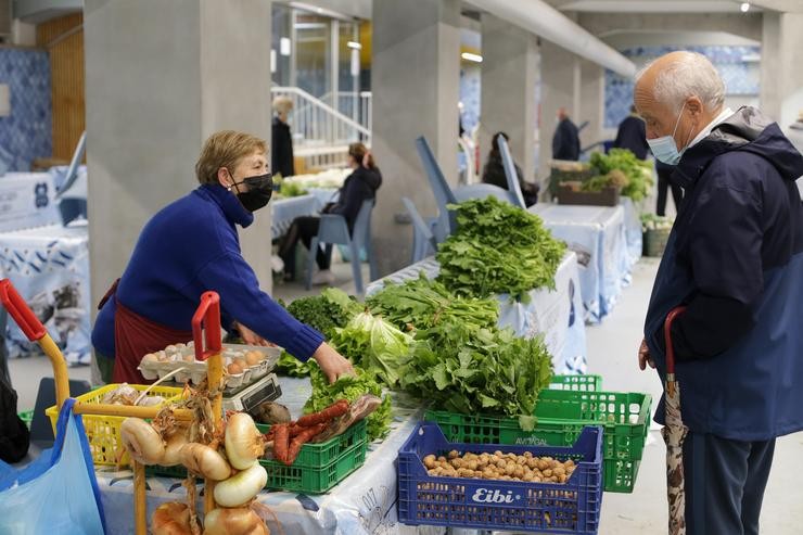 Unha vendedora local de verduras e produtos do campo vende os seus produtos no mercado tradicional da Praza de Abastos de Lugo, a 22 de marzo de 2022, en Lugo, Galicia (España). O paro convocado a nivel nacional pola Plataforma para a Defensa do. Carlos Castro - Europa Press 