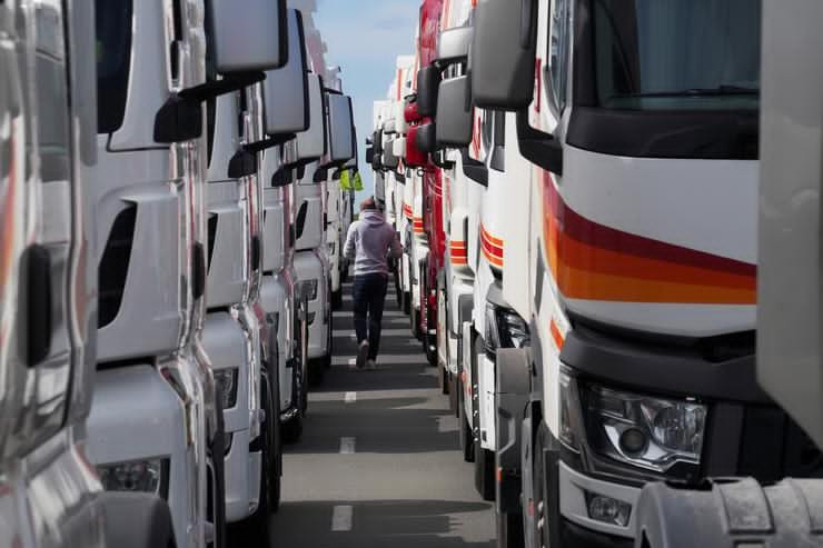 Decenas de camións concentrados no polígono Costa Vella de Santiago, antes de saír á marcha durante o oitavo día de paro indefinido no sector do transporte, a 21 de marzo de 2022, en Santiago de Compostela, A Coruña, Galicia (España). O sect. Álvaro Ballesteros - Europa Press / Europa Press