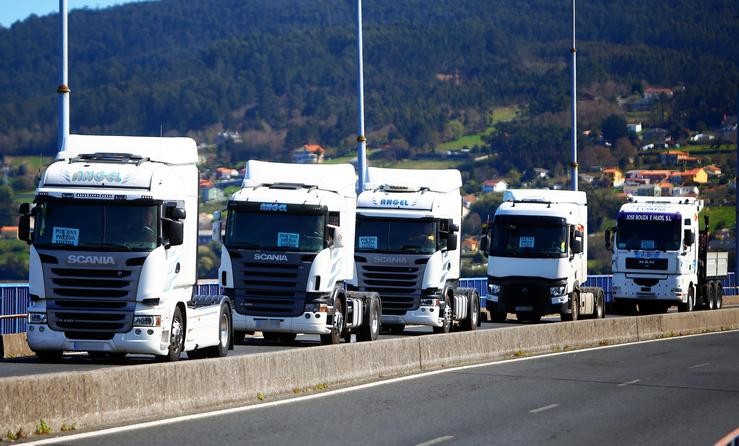 Varios camións nunha marcha á entrada de Ferrol, durante o décimo día de paro nacional de transportistas, a 23 de marzo de 2022, en Ferrol, A Coruña, Galicia (España). A mobilización dos transportistas partiu do Polígono Industrial de Río d. Raúl Lomba - Europa Press 