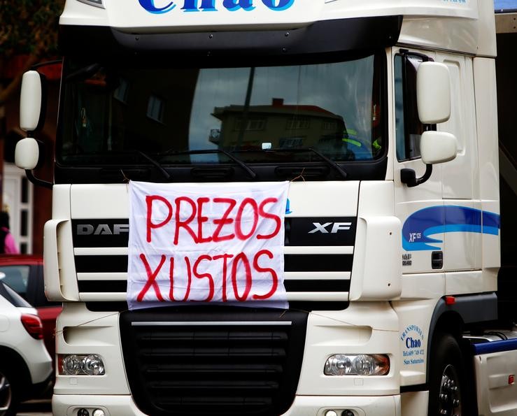 Un camión nunha marcha, durante o décimo día de paro estatal de transportistas en Ferrol 