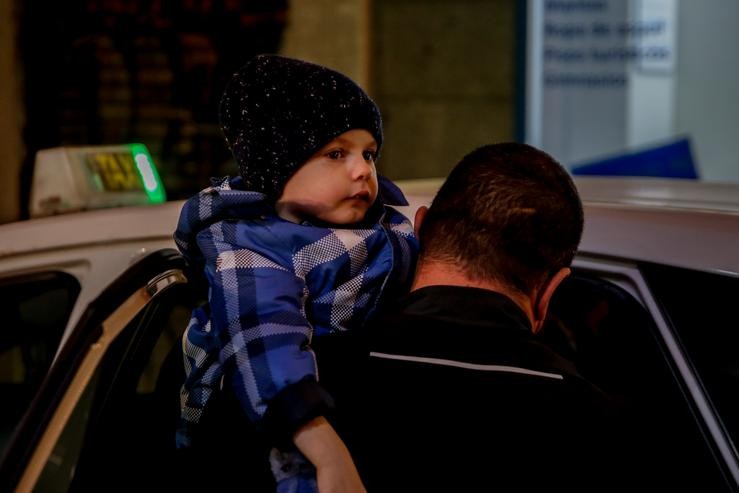 Un taxista sostén en brazos a un neno ucraíno á súa chegada a Madrid, a 16 de marzo de 2022, en Madrid. Ricardo Rubio - Europa Press / Europa Press