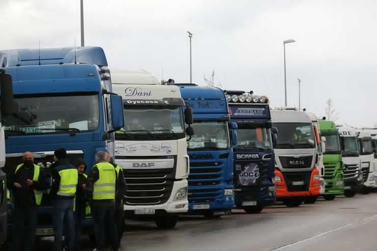 Varios transportistas no Polígono Industrial Barral, no noveno día de paro de transportistas. Isabel Infantes - Europa Press