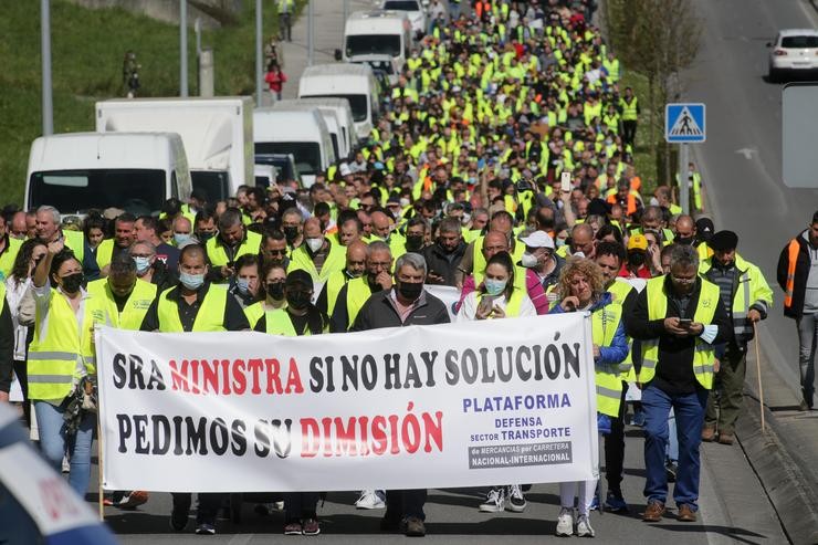 Varias persoas cunha pancarta na que piden a dimisión da ministra de Tranportes, nunha marcha na que participaron 400 camioneiros, durante o undécimo día de paro nacional de transportistas, a 24 de marzo de 2022, en Lugo, Galicia (España). Carlos Castro - Europa Press / Europa Press