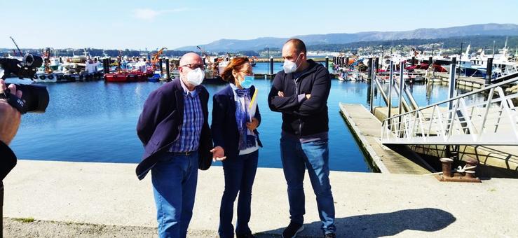 A portavoz de Pesca do BNG, Rosana Pérez, e o alcalde de Rianxo, Adolfo Muíños, mantiveron un encontro co patrón maior da confraría de Rianxo, Miguel Igrexas. BNG / Europa Press