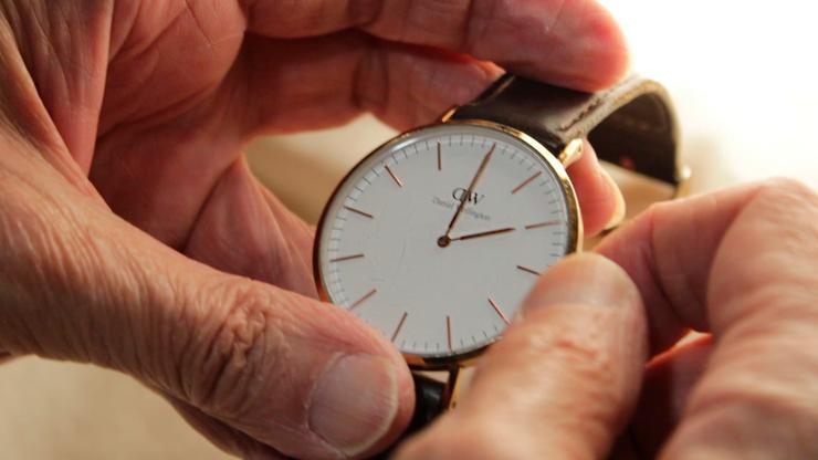 Mans dunha señora cambiando a hora 