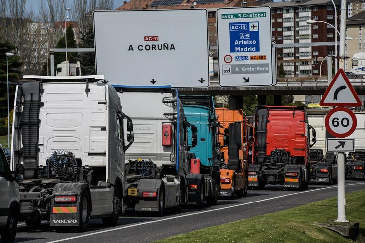 Tráfico de transportistas que durante o día de hoxe colapsaron o tráfico na Avenida Alfonso Molina e Matogrande, a 21 de marzo de 2022, na Coruña, Galicia (España).. M. Dylan - Europa Press