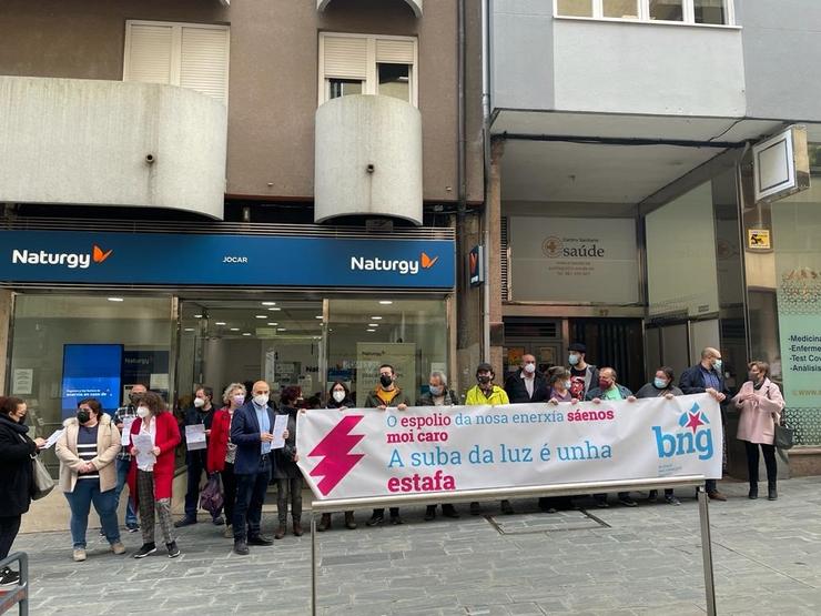 Concentración do BNG fronte a unha oficina de Naturgy en Santiago de Compostela 