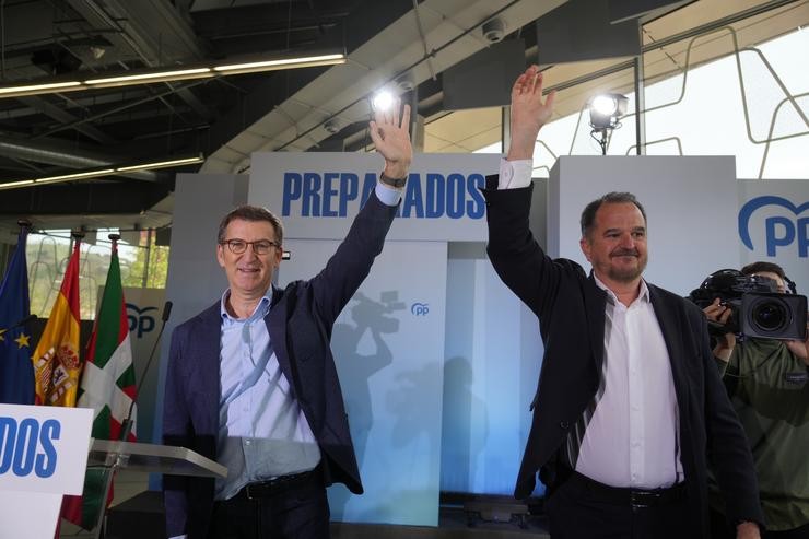 Alberto Núñez Feijóo, xunto a Carlos Iturgiaz. H.BILBAO-EUROPA PRESS / Europa Press