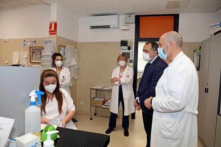 O conselleiro de Sanidade, Xullo García Comesaña, nunha visita nas Pontes.. XUNTA / Europa Press