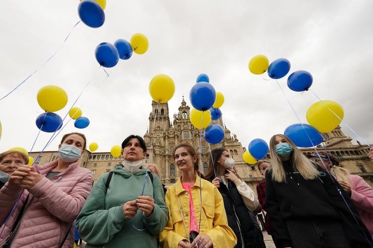 Varias persoas lanzan globos ao aire como xesto para o fin da guerra en Ucraína, na praza do Obradoiro, a 25 de marzo de 2022, en Santiago de Compostela 