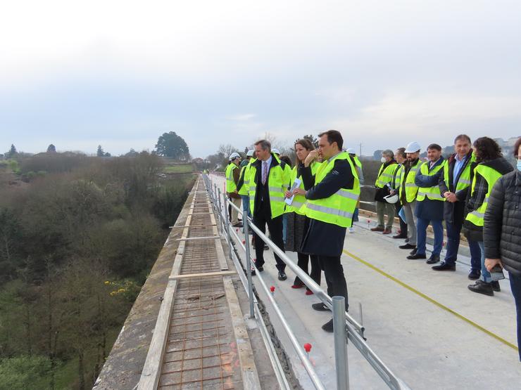 O presidente de Ineco, Sergio Vázquez Tourón, visita as obras do viaduto da Chanca acompañado polo delegado do Goberno, José Miñones, e a alcaldesa de Lugo, Lara Méndez / INECO.