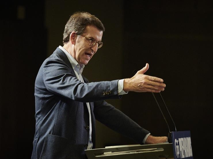 O candidato á presidencia do Partido Popular, Alberto Núñez Feijóo, intervén durante un acto celebrado con afiliados do PP en Pamplona / Eduardo Sanz - Arquivo