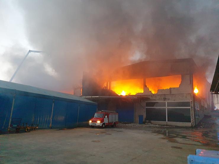 Incendio no polígono de Mos / 