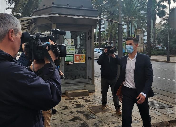 O futbolista Santi Mina accede á Audiencia Provincial de Almería acusado dun delito de agresión sexual. / Europa Press