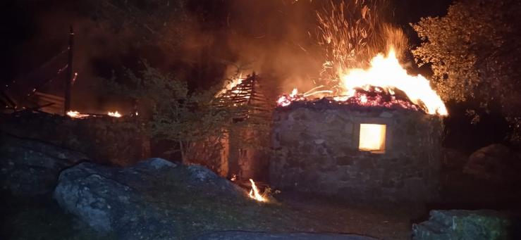 Incendio en tres pallazas do parque de San Roque en Ribeira (A Coruña).. CONCELLO DE RIBEIRA / Europa Press