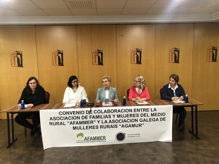 A presidenta de Agamur, María Eugenia Medina, xunto á presidenta de Afammer, Carmen Quintanilla, durante o acto de firma do convenio entre as dúas asociacións.. AFAMMER 