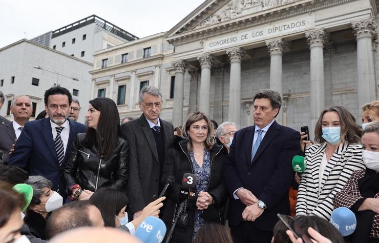 Familiares de Marta Calvo e Diana Quer ante o Congreso. Eduardo Parra - Europa Press 