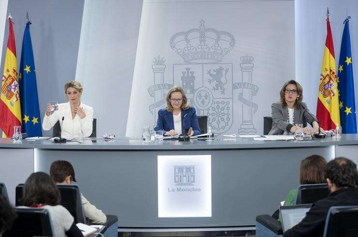 (E-D) A vicepresidenta segunda e ministra de Traballo, Yolanda Díaz; a vicepresidenta primeira e ministra de Asuntos Económicos, Nadia Calviño; e a vicepresidenta terceira e ministra para a Transición Ecolóxica, Teresa Ribera 