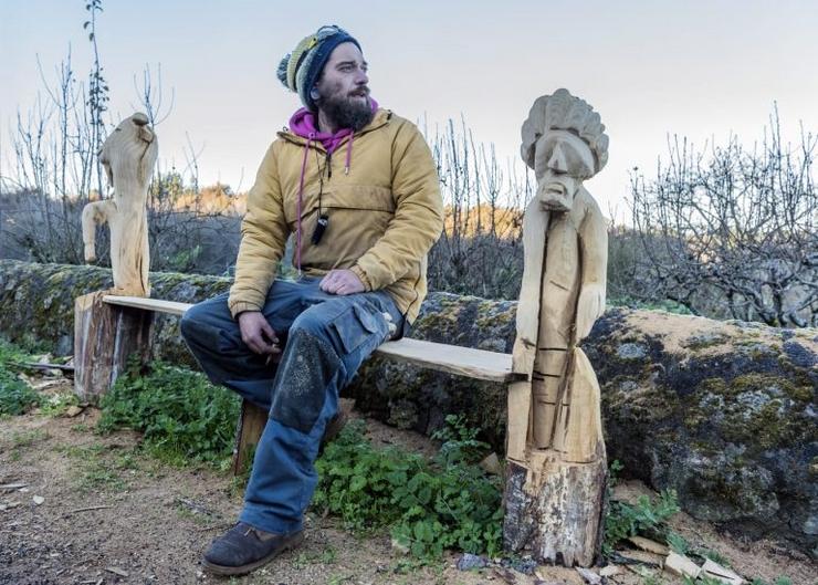 Jesús Benavides, escultor de motoserra instalado en Pantón / XdL