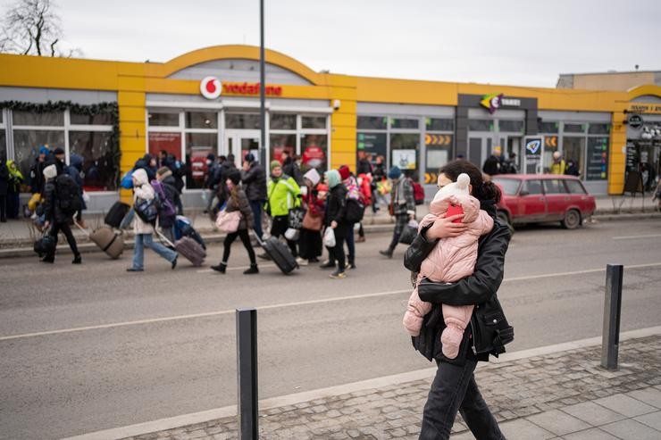 Unha muller camiña e abraza ao seu bebé mentres soan as sirenas antiaéreas en Lviv (Ucraína). Pau Venteo - Europa Press