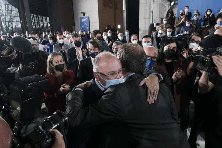 O secretario xeral do PPdeG, Miguel Tellado, abrázase co presidente da Xunta e líder do PPdeG, Alberto Núñez Feijóo, tras a xunta directiva da formación en Santiago de Compostela. ARXINA /EUROPA PRESS / Europa Press