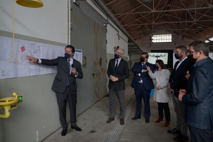 O conselleiro de Economía, Francisco Conde, e o reitor da UDC, Xullo Abalde, visitan as instalacións que albergarán o proxecto Galaxy-Lab. XUNTA 