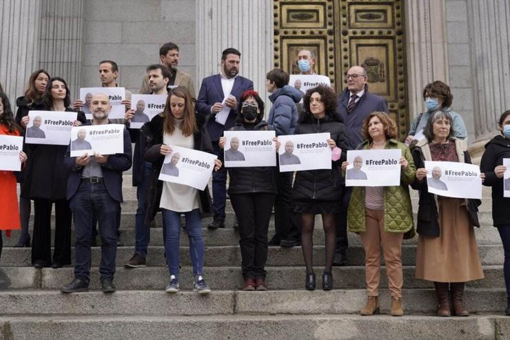 Varios deputados nas portas do Congreso piden a liberación do xornalista Pablo González 
