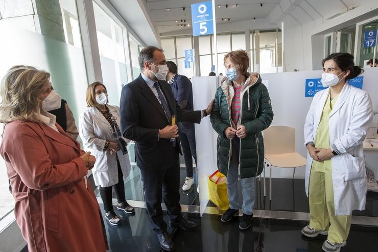 Ou conselleiro de Sanidade, Xullo García Comesaña, supervisa o punto de atención sanitaria aos refuxiados ucraínos. CONCHI PAZ / Europa Press