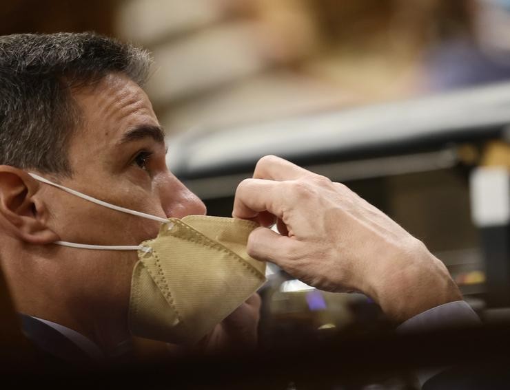 O presidente do Goberno, Pedro Sánchez, axustándose a máscara no Congreso. Eduardo Parra - Europa Press 