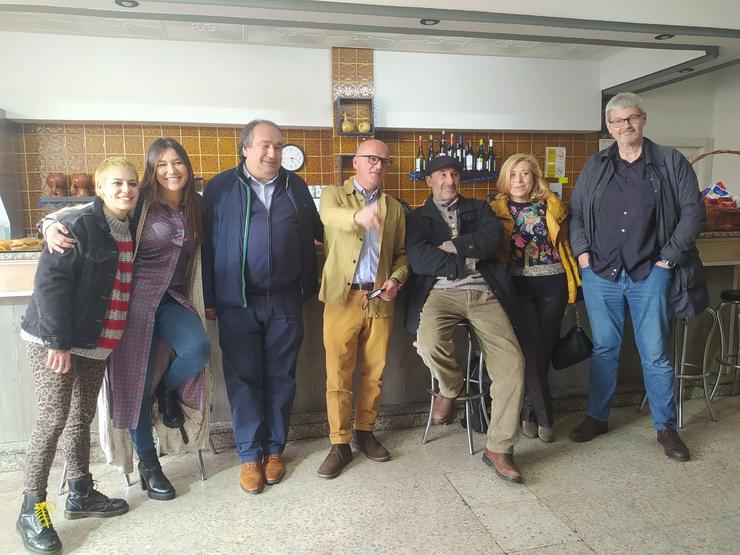 O elenco da película 'Ou home e ou can' co seu director, Anxo da Cruz, e o presidente da Deputación de Ourense, Manuel Baltar 