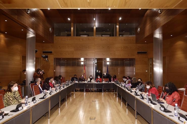 (I-D) A delegada do Goberno contra a Violencia de Xénero, Vitoria Rosell; a ministra de Igualdade, Irene Montero; e a secretaria de Estado de Igualdade e contra a Violencia de Xénero, Ángela Rodríguez, presiden a reunión extraordinaria da Confer. Eduardo Parra - Europa Press / Europa Press