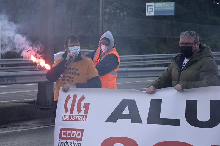 Un dos traballadores do persoal de Alu Ibérica, intervén durante unha manifestación fronte á fábrica de Alcoa, a 3 de marzo de 2022, na Coruña. M. Dylan - Europa Press 