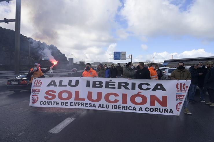 Traballadores do persoal de Alu Ibérica cunha pancarta, durante unha manifestación fronte á fábrica de Alcoa, a 3 de marzo de 2022, na Coruña 