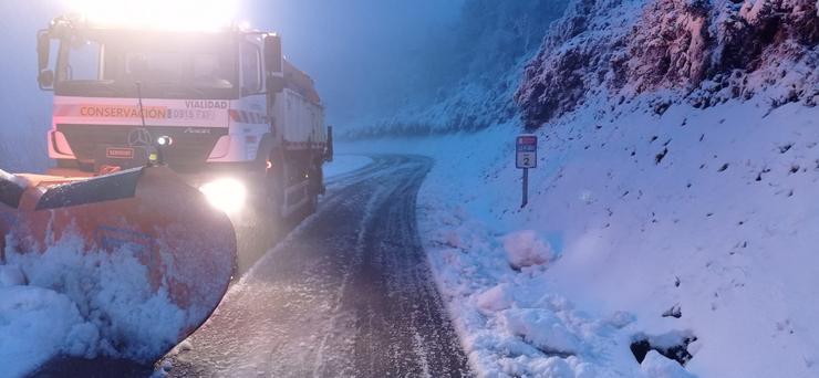 Máquinas quitaneves traballan para limpar as estradas das nevaradas na montaña de Lugo / Deputación de Lugo